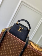 Сумка Louis Vuitton Capucines East West mini