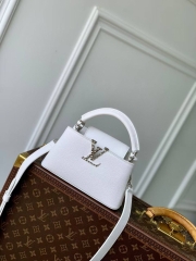 Сумка Louis Vuitton Capucines East West mini