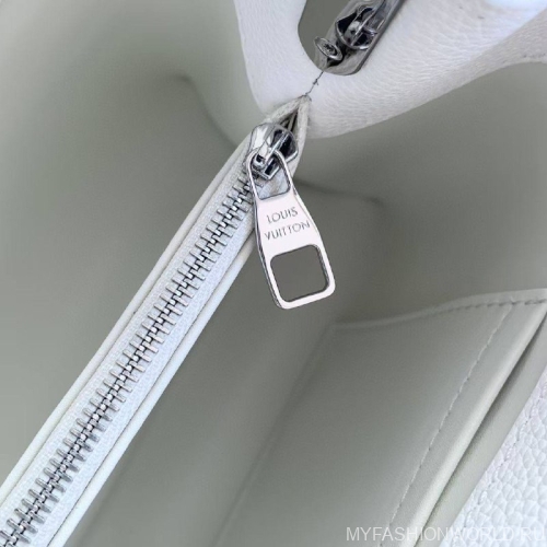 Сумка Louis Vuitton Capucines East West small