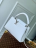 Сумка Louis Vuitton Capucines East West medium