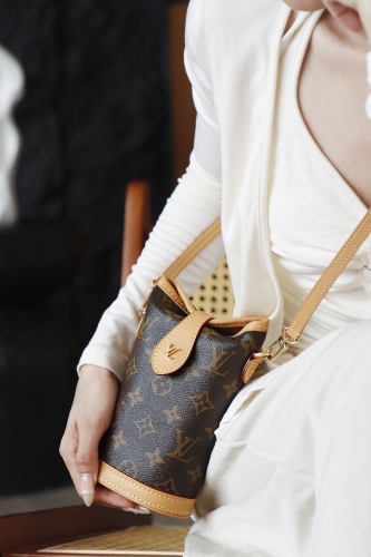 Сумка Louis Vuitton Fold me Pouch