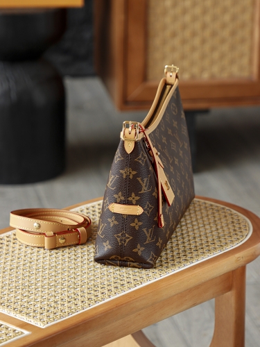 Сумка Louis Vuitton CarryAll East West