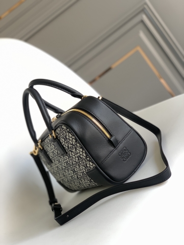 Сумка Loewe Amazona 23 черная с узором