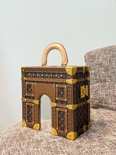 Сундук Louis Vuitton TRIUMPHAL ARCH Trunk