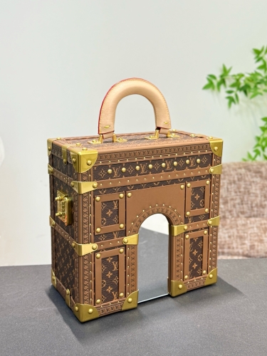 Сундук Louis Vuitton TRIUMPHAL ARCH Trunk