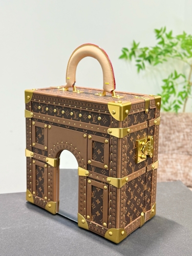 Сундук Louis Vuitton TRIUMPHAL ARCH Trunk