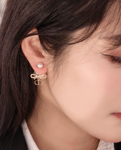Серьги Dior c жемчужным бантом и CD-подвеской