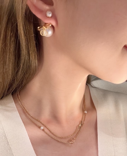 Серьги Dior c жемчужным бантом и CD-подвеской