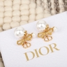 Серьги Dior c жемчужным бантом и CD-подвеской