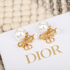 Серьги Dior c жемчужным бантом и CD-подвеской