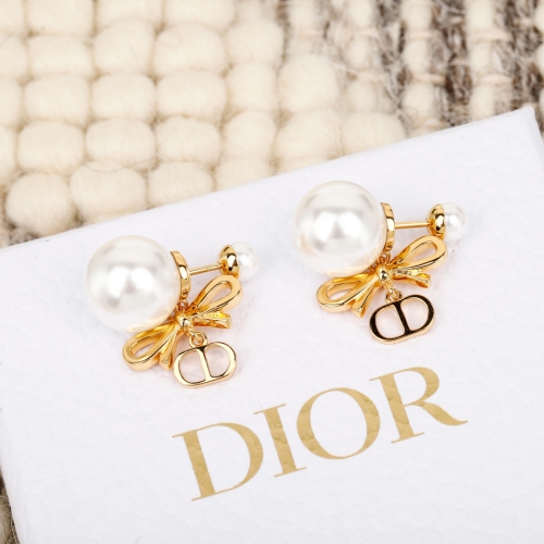 Серьги Dior c жемчужным бантом и CD-подвеской