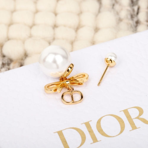 Серьги Dior c жемчужным бантом и CD-подвеской
