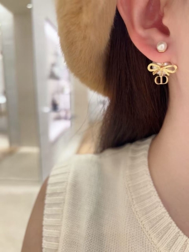 Серьги Dior c жемчужным бантом и CD-подвеской