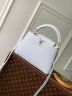 Сумка Louis Vuitton Capucines BB