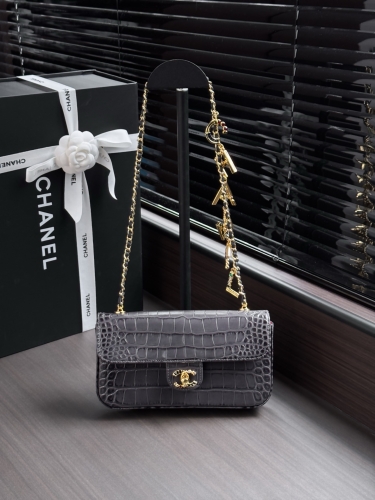 Сумка Chanel Chain Bag with Crocodile Pattern and Gold Double C Clasp