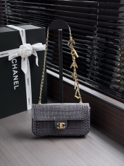 Сумка Chanel Chain Bag with Crocodile Pattern and Gold Double C Clasp 