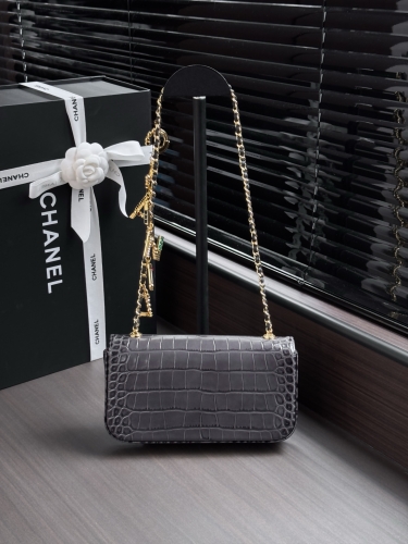 Сумка Chanel Chain Bag with Crocodile Pattern and Gold Double C Clasp