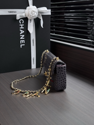 Сумка Chanel Chain Bag with Crocodile Pattern and Gold Double C Clasp