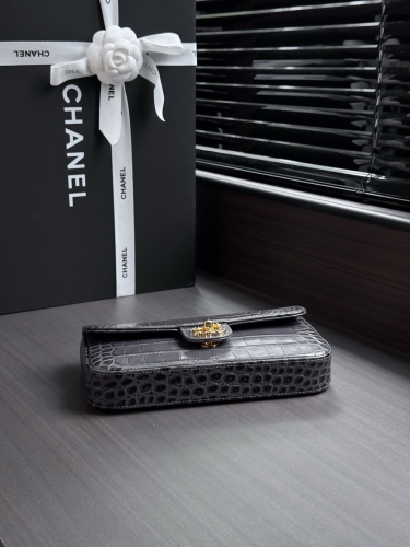 Сумка Chanel Chain Bag with Crocodile Pattern and Gold Double C Clasp