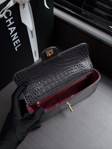 Сумка Chanel Chain Bag with Crocodile Pattern and Gold Double C Clasp