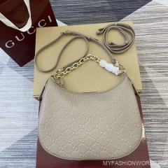 Средняя сумка на плечо GG Emblem