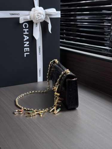 Сумка Chanel Chain Bag with Crocodile Pattern