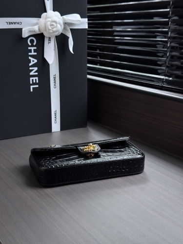 Сумка Chanel Chain Bag with Crocodile Pattern