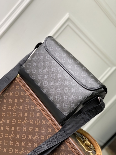 Сумка через плечо Louis Vuitton Courier