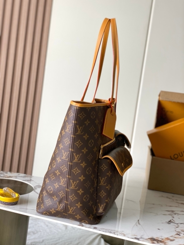 Сумка Louis Vuitton Christopher Monogram Archive