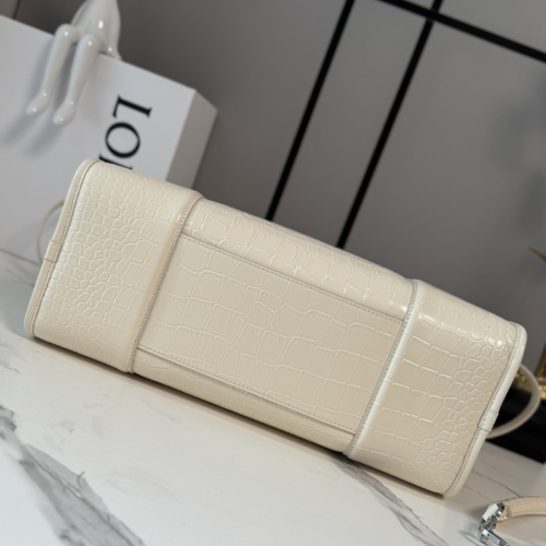 Сумка Loewe Amazona 108 молочная croco