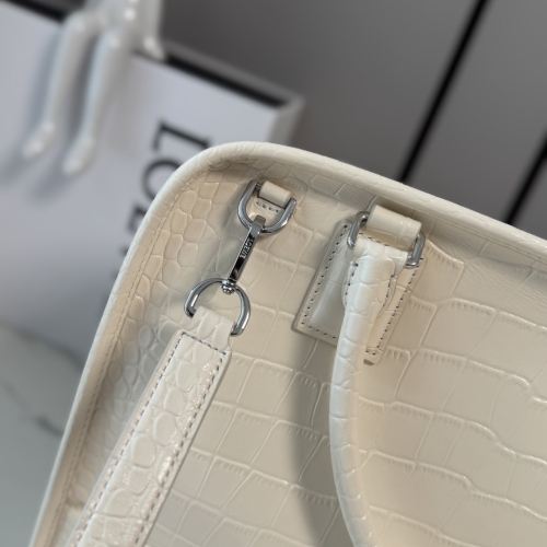 Сумка Loewe Amazona 108 молочная croco